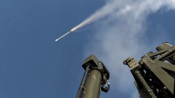 Hệ thống Sky Sabre bao gồm 3 thành phần chính được đặt trên xe tải MAN, bố trí trong không gian chiến đấu 15 km. Đầu tiên là radar giám sát tầm trung Giraffe Agile Multi Beam 3D với góc phương vị 360 độ, có khả năng phát hiện mọi mối đe dọa trong bán kính 120 km.