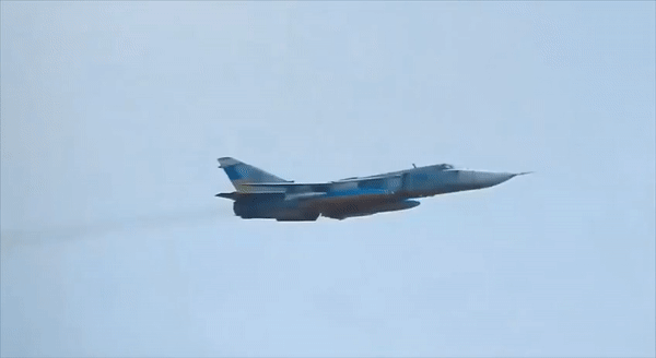 Đoạn video do cư dân vùng Kharkiv quay cho thấy, chiếc máy bay Su-24 của không quân Ukraine trang bị hai tên lửa chuyên diệt radar Kh-25MP, lướt qua bầu trời khu vực.