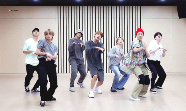 Với siêu hit lớn nhất trong sự nghiệp Dynamite, BTS đã có một năm 2020 vô cùng thành công khi có được vị trí đứng đầu BXH Billboard Hot 100 đầu tiên và đề cử tại lễ trao giải Grammy. Không nằm ngoài dự đoán, đoạn clip nhảy của ca khúc này cũng vô cùng phổ biến, thu hút 71 triệu lượt xem và 3,9 triệu lượt thích. Vẫn phòng tập đơn giản, nhưng sức hút của BTS đã lớn hơn rất nhiều.
