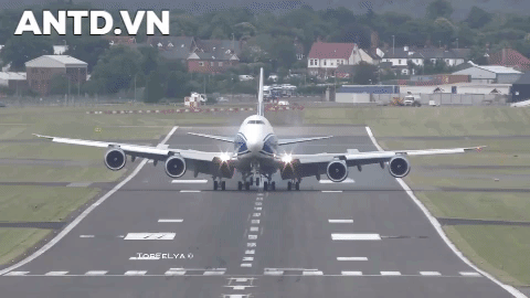 Hình ảnh do không quân Nga công bố cho thấy 6 máy bay vận tải An-124 xếp hàng trên đường băng, sau đó liên tiếp cất cánh với giãn cách rất ngắn. Các máy bay sau đó tập hợp ở độ cao 4.000 m, duy trì đội hình ở tốc độ 500 km/h và vượt quãng đường 600 km.