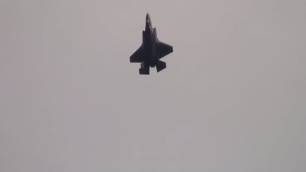 Lầu Năm Góc xác nhận việc hoãn nhận bàn giao F-35 để đảm bảo chương trình tiêm kích này tuân thủ các quy định liên quan tới sử dụng kim loại đặc biệt.