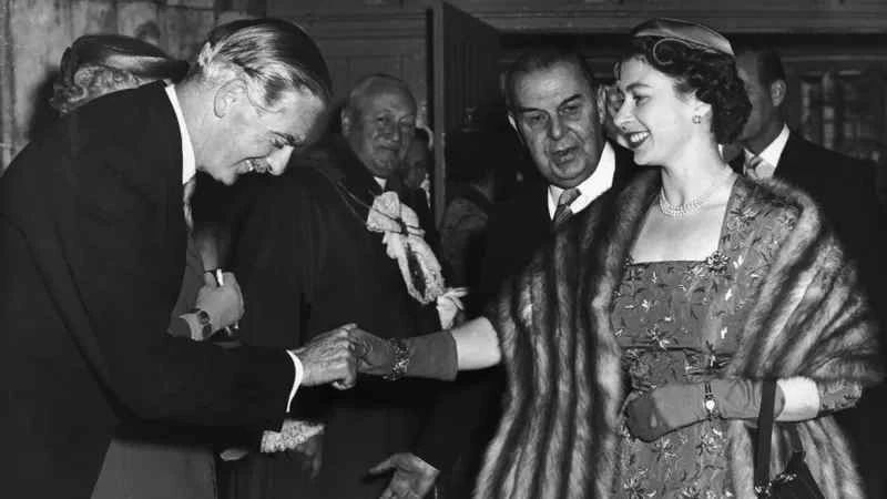 Chùm ảnh: Nữ hoàng Elizabeth II bổ nhiệm 15 Thủ tướng Anh