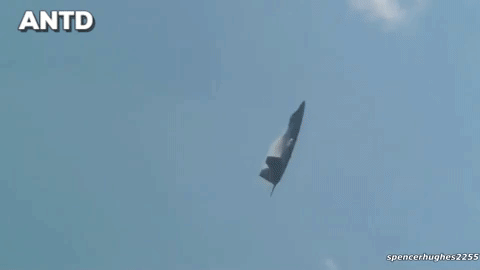 Ngoài ra lớp sơn đặc biệt trên máy bay chiến đấu F-22 Raptor cũng cho phép triệt tiêu phần lớn tín hiệu phản hồi radar.