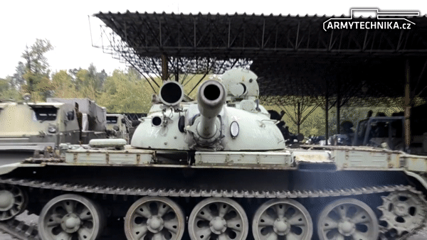 Tuy nhiên tới giữa thập niên 1980, toàn bộ xe tăng T-54/55 đã bị Liên Xô thay thế bằng T-62, T-64, T-72 và T-80 trong vai trò loại tăng chủ yếu tại các đơn vị xe tăng của Hồng quân Liên Xô.