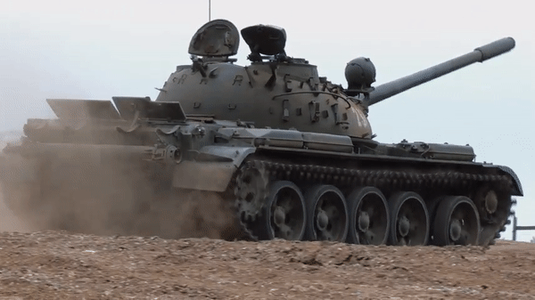 Về trang bị vũ khí, xe tăng T-54/55 sử dụng pháo chính có cỡ nòng 100mm và có một lỗ thoát hiểm ở gần chân nòng.