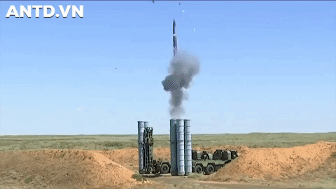 Tên lửa phòng không S-400 được tích hợp radar đa chức năng chống nhiễu, hệ thống phát hiện và ngắm bắn tự động, tên lửa phòng không, bệ phóng và trung tâm chỉ huy điều khiển.