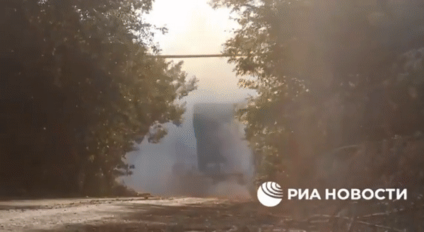Họ điều pháo phản lực nhiệt áp TOS-1A tới khu vực, dùng máy bay không người lái (UAV) trinh sát nã đạn vào công sự của lực lượng Ukraine ở ngoại ô thành phố Bakhmut.