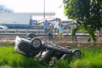 Băng qua đường sắt thiếu quan sát, bị tàu hỏa đâm văng