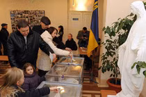 Đảng Thủ tướng Ukraine bất ngờ dẫn đầu cuộc bầu cử