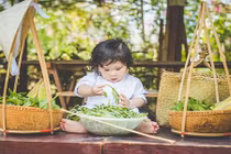 Bộ ảnh “cô nông dân nhí” 11 tháng tuổi siêu đáng yêu