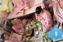 Xôn xao ảnh hội bà bầu ăn lẩu trước khi lên bàn đẻ?