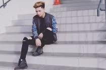 Chàng thợ cắt tóc 9X diện đồ sành điệu như fashionista