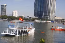 Cộng đồng tiếc thương nạn nhân vụ chìm tàu sông Hàn