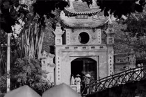 Rưng rưng ngắm Hà Nội những năm 1980 qua nước ảnh đen trắng 