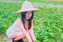 Mặc trễ nải trồng rau, hot girl khoe vòng 1 "ná thở"