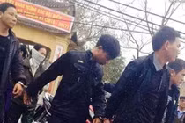 Trưởng công an xã chơi xóc đĩa giữa đình làng