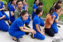 Sao giáo viên phải quỳ để bảo vệ "quyền được dạy"?