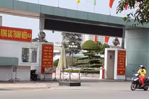 Cô gái bị nhóm côn đồ xông vào tận đồn công an hành hung