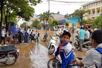 Lũ cuồn cuộn dâng, nhiều địa phương bị cô lập, nhà sập, người chết