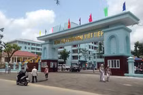 Bị dừng xe kiểm tra, thanh niên tông gãy chân cảnh sát cơ động