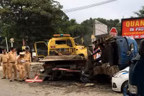 Gác chắn bị hỏng, tàu hỏa tông liên hoàn ô tô, xe máy