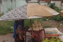 Sài Gòn mưa dầm dề... con buôn ế ẩm mốc mặt