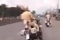 “Bồ câu trắng” đánh võng trên đường để... ngăn chặn tiêu cực