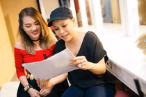 Việt Hương ra tay giúp đỡ đàn em ở phút 89