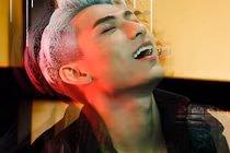 Điểm tương đồng trong MV mới của Isaac bị nghi đạo Big Bang