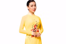 Y Phụng khoe vẻ đẹp bất chấp thời gian với áo dài