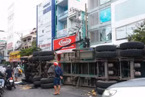 TP.HCM: Lật xe container gây ùn tắc nghiêm trọng nhiều giờ liền	