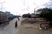 Video: Trộm vặt gương container đỗ ven đường trong nháy mắt 