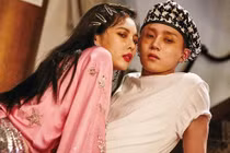 Rời công ty, HyunA và bạn trai bị antifan gửi vòng hoa chế giễu