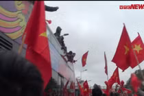 Video: U23 cuồng nhiệt vẫy cờ, người dân hò hét chạy theo xe buýt diễu hành