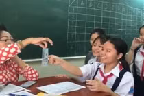 Cô giáo Sài Gòn thả tiền mừng tuổi học trò kiểu "sang chảnh"