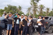 Nhóm giang hồ xăm trổ chặn xe của công an.