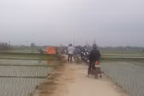 Bàng hoàng phát hiện xác thanh niên lõa thể giữa cánh đồng