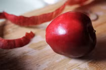Mẹo tận dụng vỏ táo trong nấu nướng và việc nhà