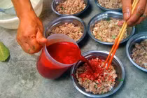 Tiết canh Việt Nam lọt top món ăn kinh dị nhất thế giới