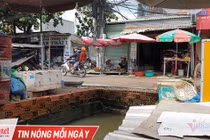 Phóng lên vỉa hè, thanh niên cùng xe máy rơi hố sâu ở Sài Gòn