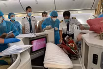 Nhìn lại hành trình của “bệnh nhân người Anh” trên chuyến bay đặc biệt
