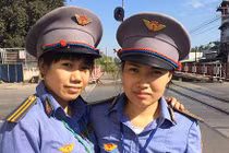 Nhân viên gác chắn “giành với tử thần” cứu cụ bà trước đầu xe lửa