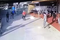 Hàng chục côn đồ chém loạn xạ quán cà phê... đòi bảo kê?