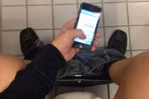 ​Nghịch điện thoại 30 phút trong toilet, nam thanh niên bị liệt hoàn toàn