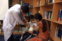 Bé trai teo hoàn toàn dạ dày do uống nhầm hóa chất