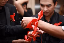 Vượt lên HIV