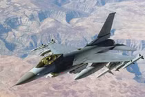 Ảnh nóng: F-16 Mỹ vứt sạch vũ khí chạy trốn Taliban