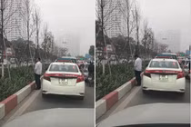 Mạng xã hội dậy sóng vì lái xe taxi “tè bậy” giữa đường