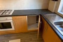 Thuê nhà để ở, cặp đôi phát hiện "điều bí ẩn" sau tủ bếp
