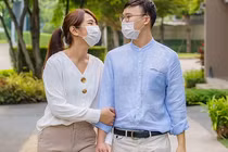 Thái Lan kêu gọi đeo khẩu trang khi "mây mưa" để phòng tránh Covid-19